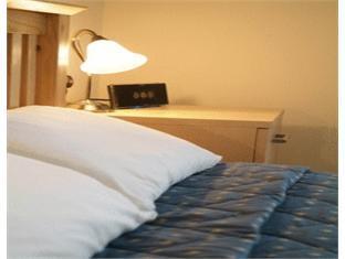 Gatwick House Hotel Horley Ngoại thất bức ảnh