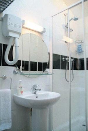 Gatwick House Hotel Horley Ngoại thất bức ảnh